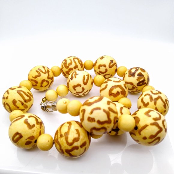 Retro Animal Print Necklace, Chunky Vintage Plastic Beads with Cheetah or Giraff - Picture 4 of 4